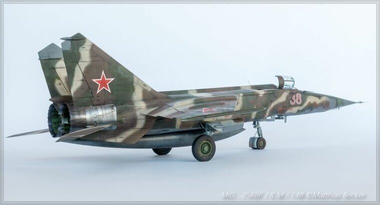 ICM 48904 MiG-25 RBF, Soviet Reconnaissance Plane Bouwpakket Schaal 1:48