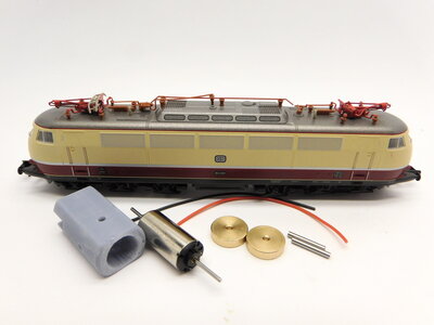 micromotor NA042F motor ombouwset voor Arnold E 03, BR 103, BR 127, BR 152, BR 750, RENFE / AVE / ARCO S 252, CP LE 5600 Motor met vliegwielen en slangkoppelingen micromotor NA042F motor ombouwset voor Arnold E 03, BR 103, BR 127, BR 152, BR 750, RENFE / AVE / ARCO S 252, CP LE 5600 Motor met vliegwielen en slangkoppelingen